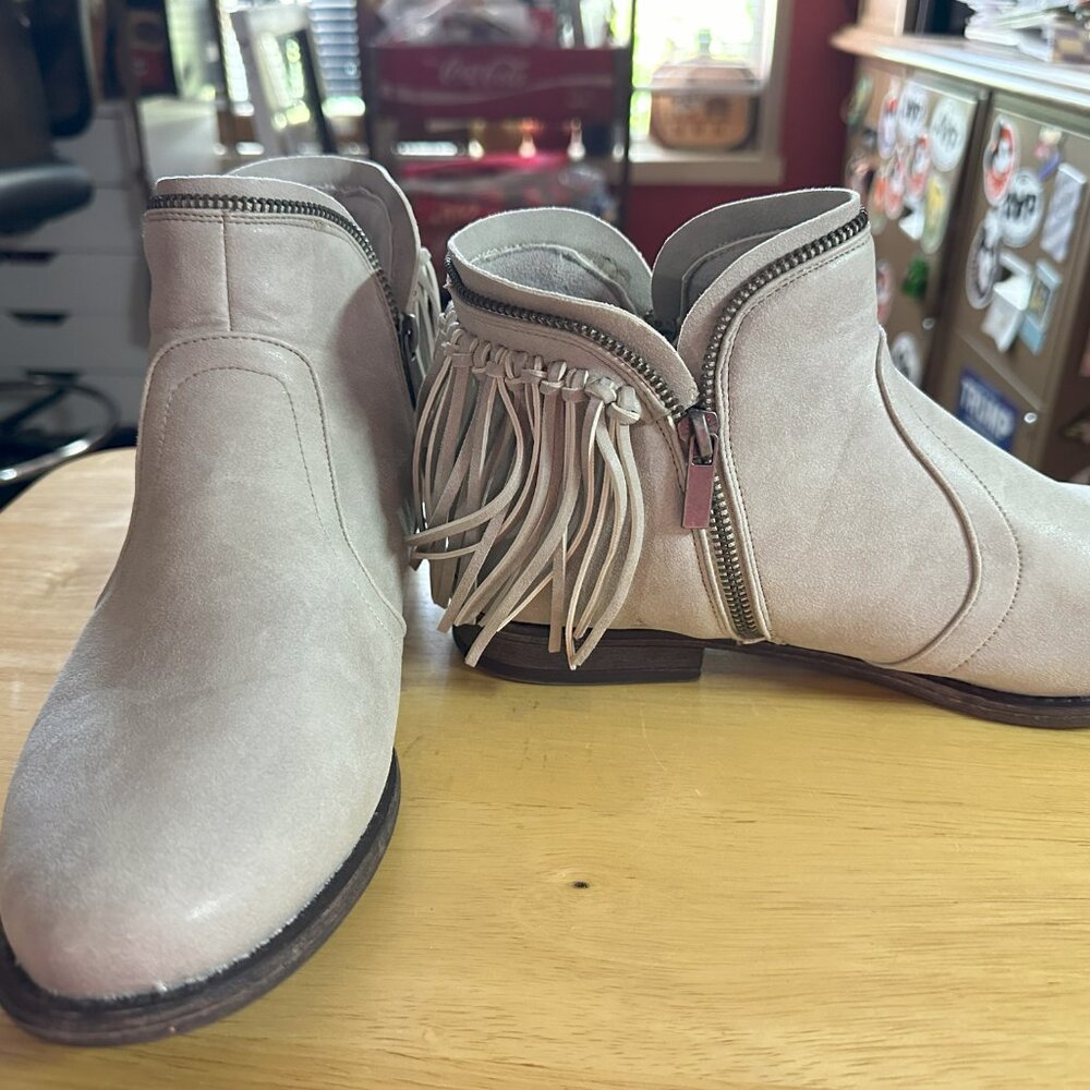 Boots - Picture 3 of 6